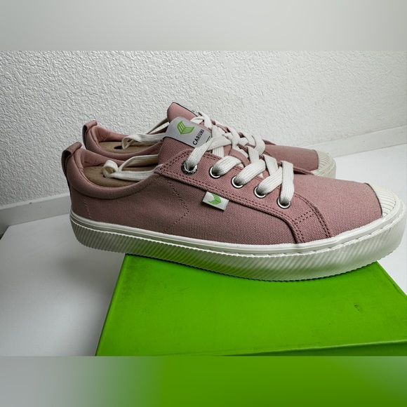Cariuma Rose Canvas
OCA LOW|NIB|The Perfect Tennis Shoe! - Picture 9 of 10